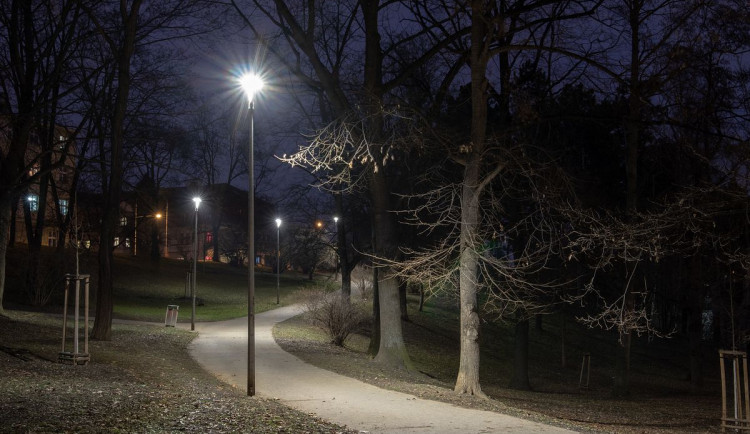 V pražských parcích jsou nové chytré lampy, které samy ohlásí poruchu
