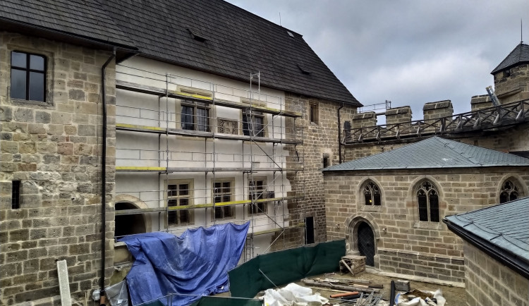 Rekonstrukce hradu Kost bude hotová v srpnu. První návštěvníky přivítá ještě před prázdninami