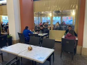 Na některých zahrádkách v centru Hradce bylo plno. O dodržování pravidel by se dalo spekulovat