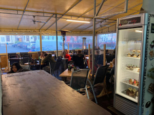 Na některých zahrádkách v centru Hradce bylo plno. O dodržování pravidel by se dalo spekulovat