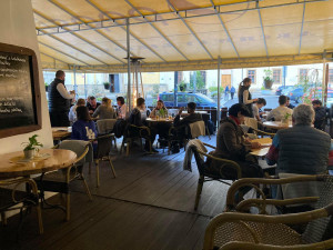 Na některých zahrádkách v centru Hradce bylo plno. O dodržování pravidel by se dalo spekulovat