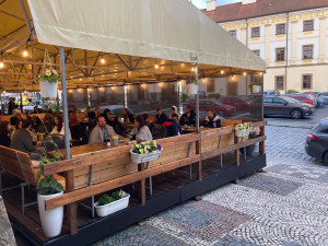 Na některých zahrádkách v centru Hradce bylo plno. O dodržování pravidel by se dalo spekulovat