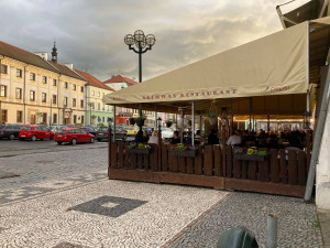 Na některých zahrádkách v centru Hradce bylo plno. O dodržování pravidel by se dalo spekulovat