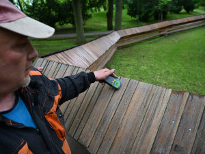 Kostel sv. Mikuláše v Jiráskových sadech dostává ochranný nátěr. Prodlouží životnost materiálu