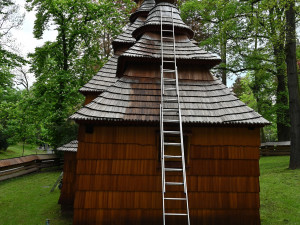 Kostel sv. Mikuláše v Jiráskových sadech dostává ochranný nátěr. Prodlouží životnost materiálu