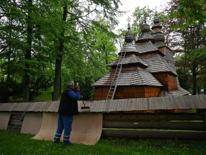 Kostel sv. Mikuláše v Jiráskových sadech dostává ochranný nátěr. Prodlouží životnost materiálu