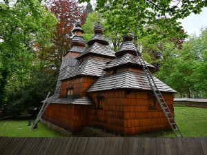 Kostel sv. Mikuláše v Jiráskových sadech dostává ochranný nátěr. Prodlouží životnost materiálu