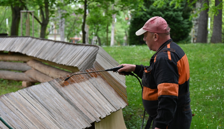 Kostel sv. Mikuláše v Jiráskových sadech dostává ochranný nátěr. Prodlouží životnost materiálu
