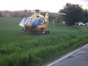 Ve Chvalkovicích narazila čtyřkolka do stromu, spolujezdkyni transportoval vrtulník do nemocnice
