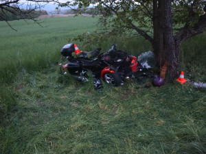 Ve Chvalkovicích narazila čtyřkolka do stromu, spolujezdkyni transportoval vrtulník do nemocnice