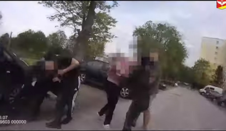 Hradečtí policisté řešili partu agresorů. Rvačku zachytila služební kamera   