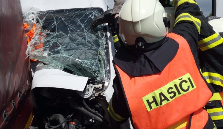 Vážná nehoda kamionu s dodávkou uzavřela obchvat Hradce Králové. Na místo letěl vrtulník