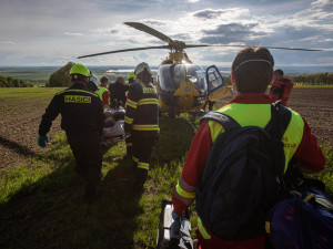 Pro vážně zraněného motorkáře u Náchoda letěl vrtulník