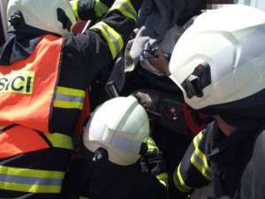 Vážná nehoda kamionu s dodávkou uzavřela obchvat Hradce Králové. Na místo letěl vrtulník