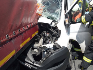 Vážná nehoda kamionu s dodávkou uzavřela obchvat Hradce Králové. Na místo letěl vrtulník