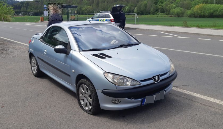 Brala příkopy i ostatní auta. Řidička nadýchala přes 3,5 promile