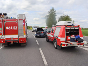 Po srážce motorky a osobáku na Náchodsku zemřel mladý motorkář
