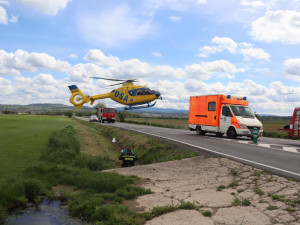 Po srážce motorky a osobáku na Náchodsku zemřel mladý motorkář
