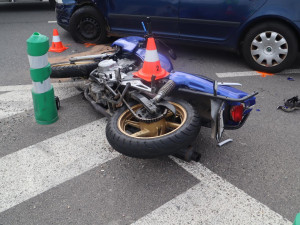 Po srážce motorky a osobáku na Náchodsku zemřel mladý motorkář