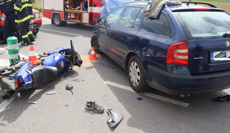 Po srážce motorky a osobáku na Náchodsku zemřel mladý motorkář