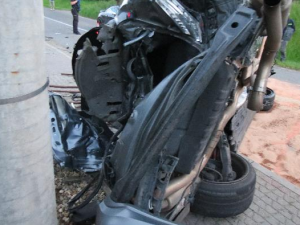 Opilý řidič zdemoloval Mercedes za dva miliony. Sám skončil v nemocnici