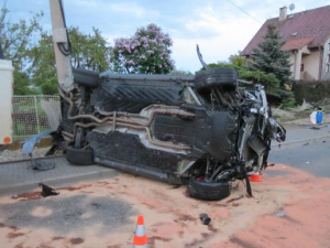 Opilý řidič zdemoloval Mercedes za dva miliony. Sám skončil v nemocnici