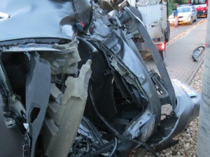 Opilý řidič zdemoloval Mercedes za dva miliony. Sám skončil v nemocnici