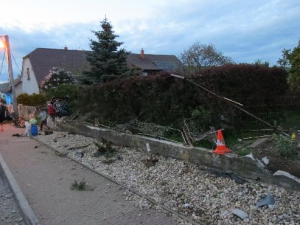 Opilý řidič zdemoloval Mercedes za dva miliony. Sám skončil v nemocnici