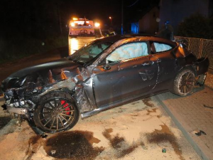 Opilý řidič zdemoloval Mercedes za dva miliony. Sám skončil v nemocnici