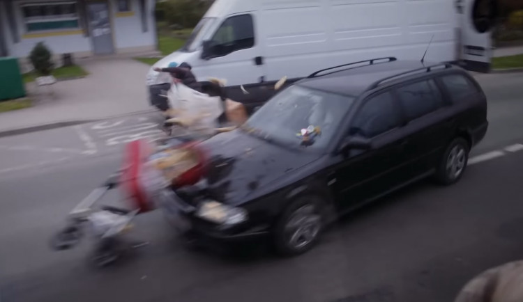 Rychle jedoucí řidič srazil kočárek. Šlo o preventivní video natočené na Jičínsku