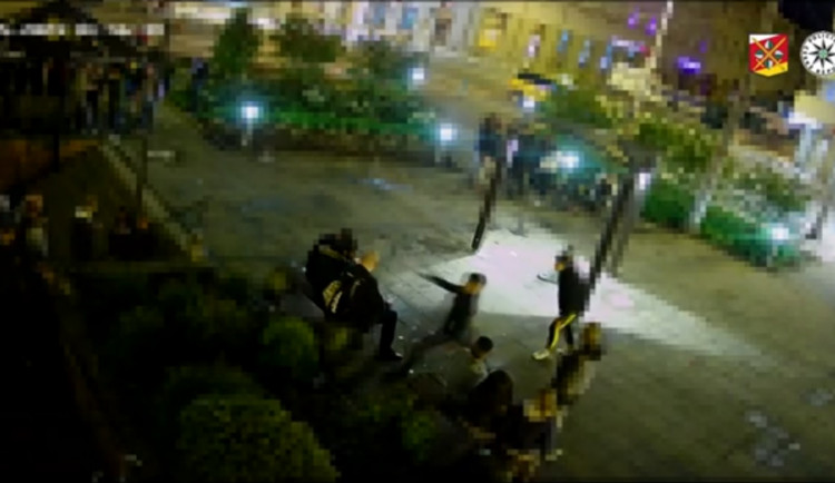 Mladík bezdůvodně kopl do hlavy muže, který seděl na lavičce v centru Hradce Králové. Pátrá po něm policie