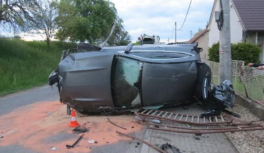 Opilý řidič zdemoloval Mercedes za dva miliony. Sám skončil v nemocnici