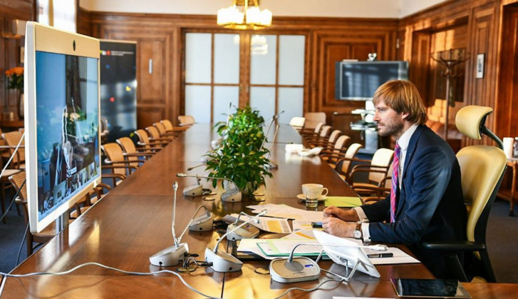 Ministr zdravotnictví Petr Arenberger rezignuje. Ministrem bude znovu Adam Vojtěch
