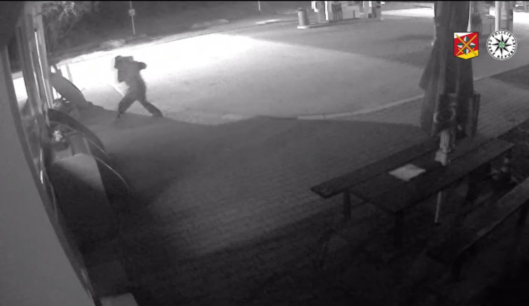 Muž s obrubníkem v ruce vykradl čerpací stanici na Jičínsku. Pytel naplnil cigaretami a dal se na útěk