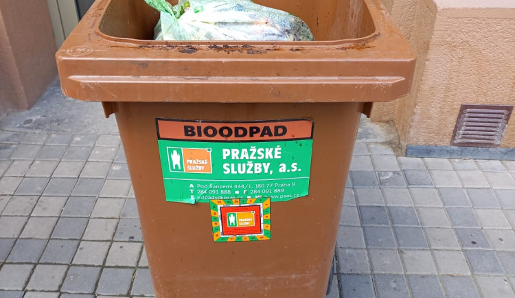 Pražané se zlepšili v třídění bioodpadu. Neměli by ho však nechávat v sáčcích