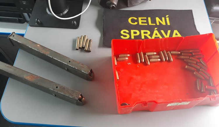 Převážel nelegálně drženou zbraň a náboje schované v lékárničkách. Navíc dostal pokutu za jízdu bez dálniční známky