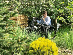 Hendikepovaný Šimon z Hořic dostal vozík s pohonem. Místní se na něj složili za jeden den