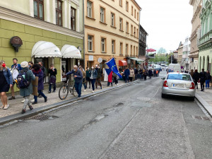 Hradcem Králové se šel protestní pochod. Justici nedáme, skandovali lidé