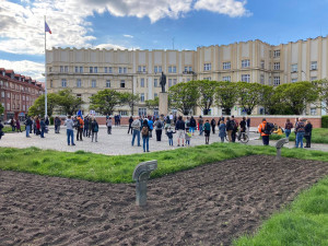 Hradcem Králové se šel protestní pochod. Justici nedáme, skandovali lidé