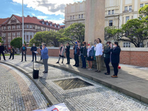 Hradcem Králové se šel protestní pochod. Justici nedáme, skandovali lidé
