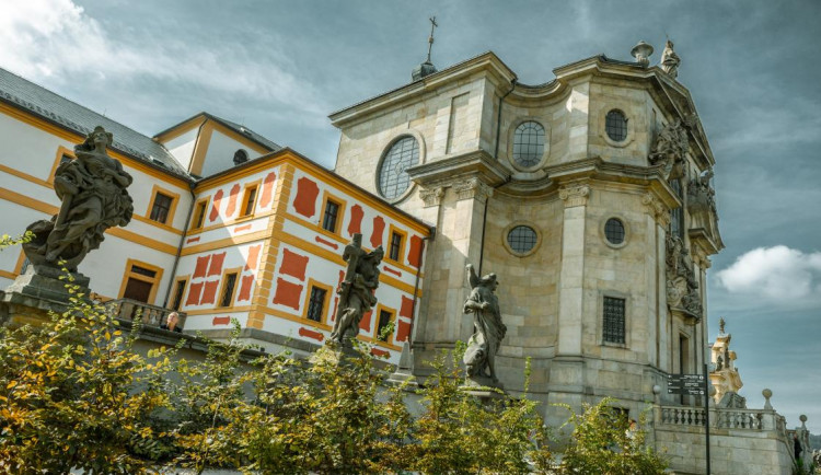 První kompletně otevřenou státní památkou v kraji bude Kuks. Své okruhy zpřístupní v úterý