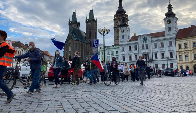 Hradcem Králové se šel protestní pochod. Justici nedáme, skandovali lidé