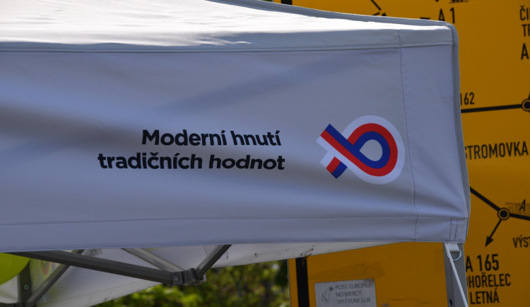 V hradeckém kraji se rozpadá hnutí Trikolóra. Po rezignaci Klause končí desítky členů