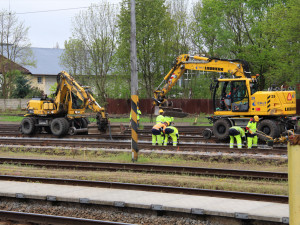 Dnes začala výluka na trati z Hradce Králové do Pardubic. Vlaky nepojedou celý týden