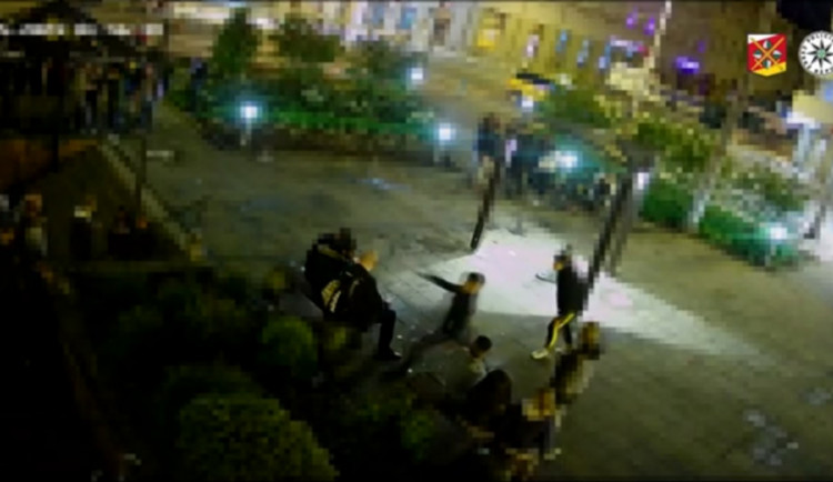 Policie dopadla útočníky, kteří do hlavy kopli sedícího muže v centru Hradce Králové do hlavy. Je jim 14 a 17 let