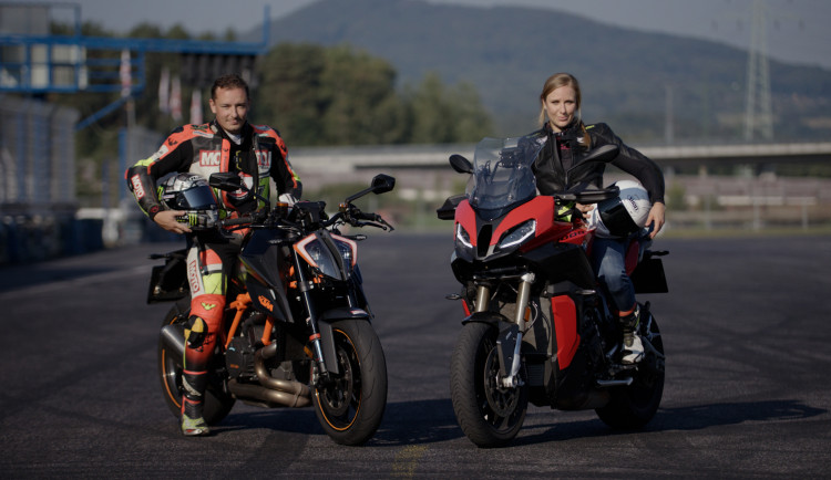 Motocyklisté trénují bezpečnou jízdu na polygonech v České republice