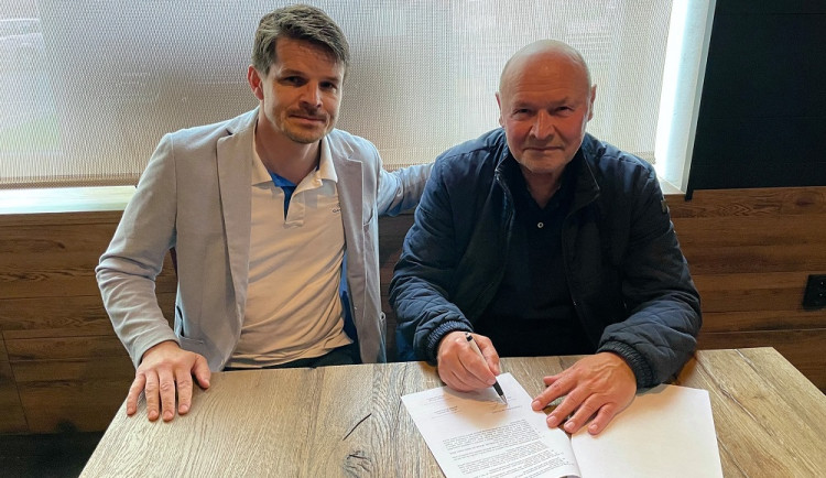 Miroslav Koubek při podpisu smlouvy