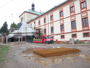 Před Muzeem Krkonoš ve Vrchlabí vzniká originální vstup v podobě skály