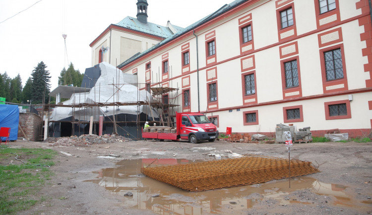 Nový vstup do chystaného Muzea Krkonoš ve Vrchlabí má podobu skály