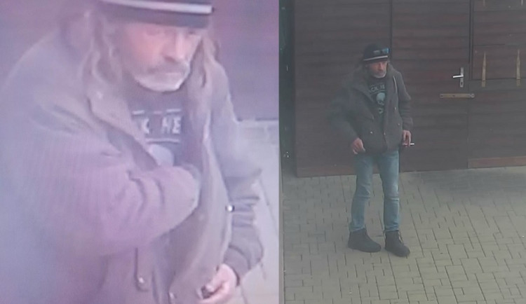 Muž našel cizí peněženku, ale nevrátil ji. Pátrají po něm policisté